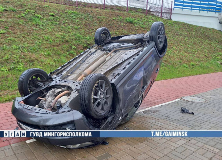 На улице Домашевской перевернулся Suzuki (3).jpg На улице Домашевской перевернулся Suzuki (3).jpg