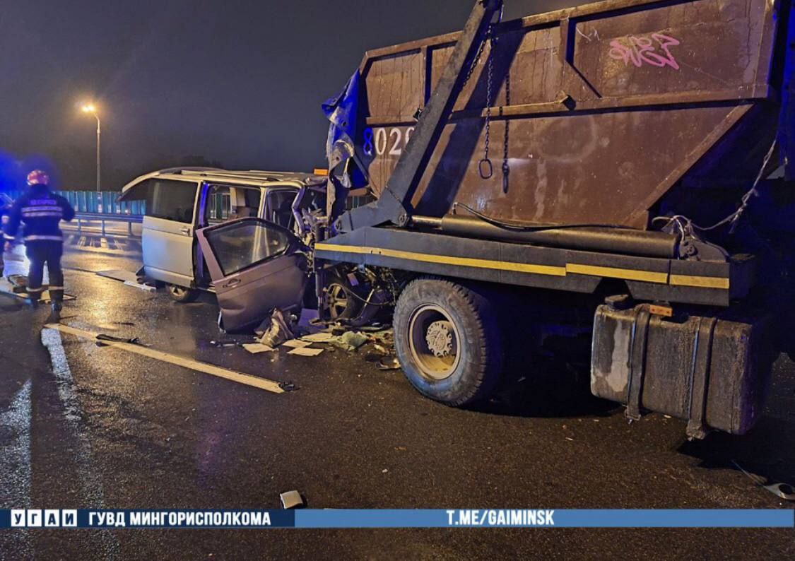 На МКАД Volkswagen врезался в МАЗ, водителя заблокировало – понадобилась  помощь МЧС | СмартПресс