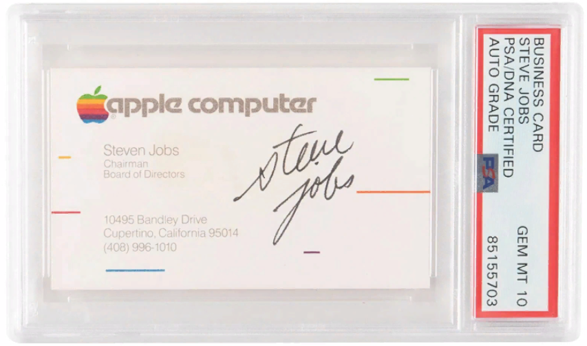 Подписанную визитку Стива Джобса 1983 года продали за 181 тысячу долларов.PNG