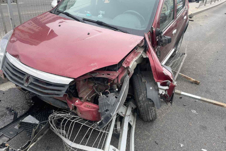 68-летнему водителю стало плохо – Renault врезалась в ограждение.PNG