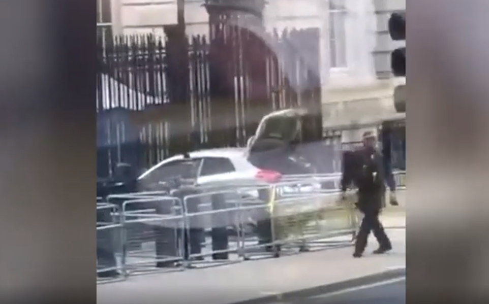 Машина въезжает в ворота. Машина врезалась в ворота. Правительственная дача. Въезжать в ворота. Машина врезалась в церковь.