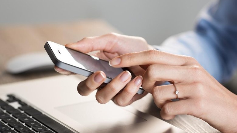 человек печатает текст на смартфоне, видна клавиатура