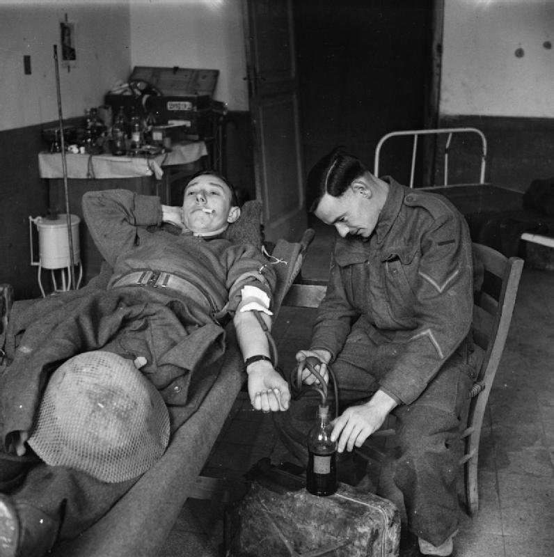 переливание крови из бутылки британскому солдату в Италии во время Второй мировой войны 1943 год