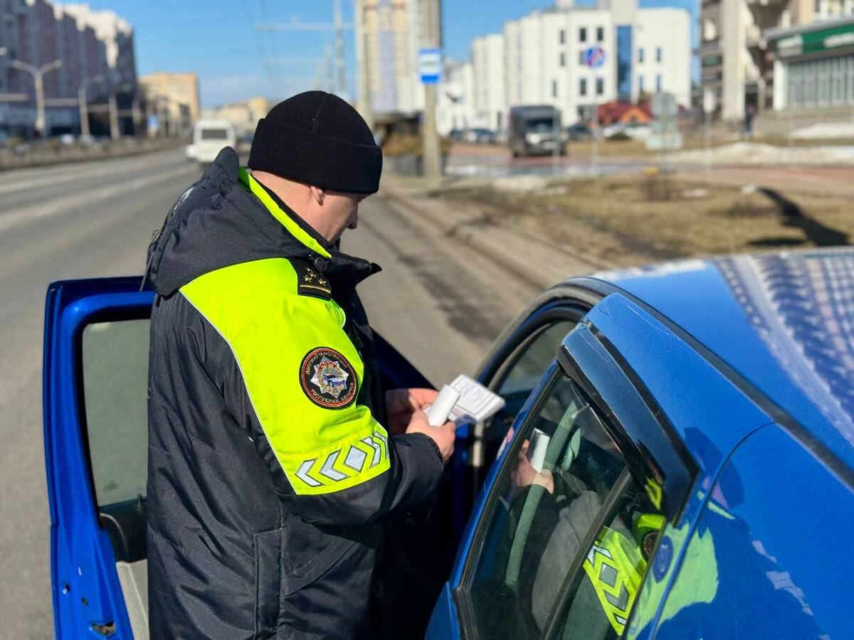сотрудник ГАИ проверяет документы