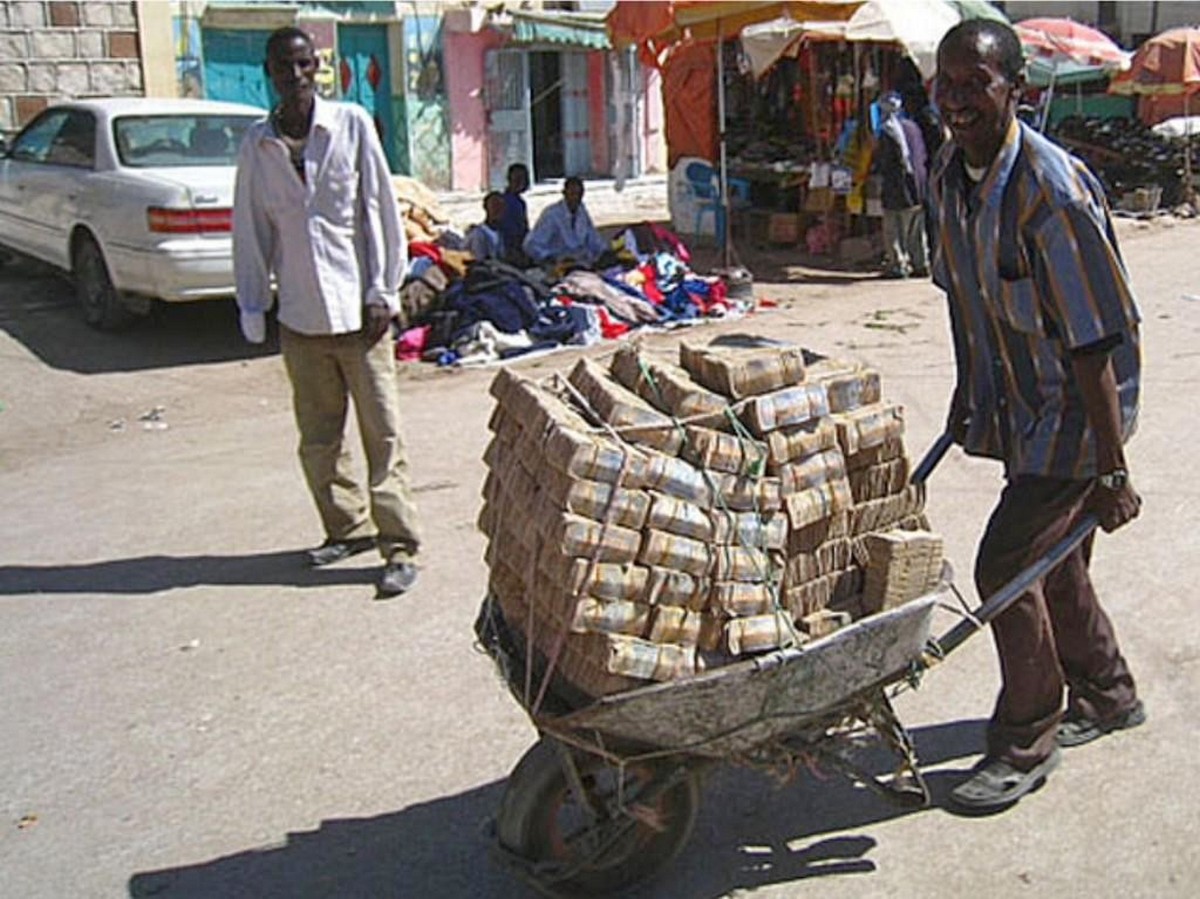 4-В Зимбабве инфляция превратила деньги в фантики.jpg