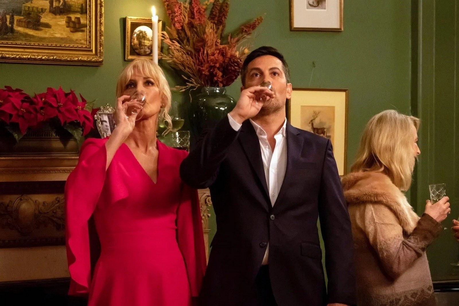 5-Лучше не смешивать с алкоголем препараты с ибупрофеном. Кадр из фильма Пережить Рождество.jpg