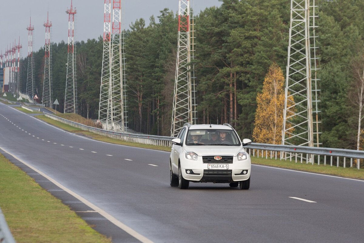 машина едет по дороге