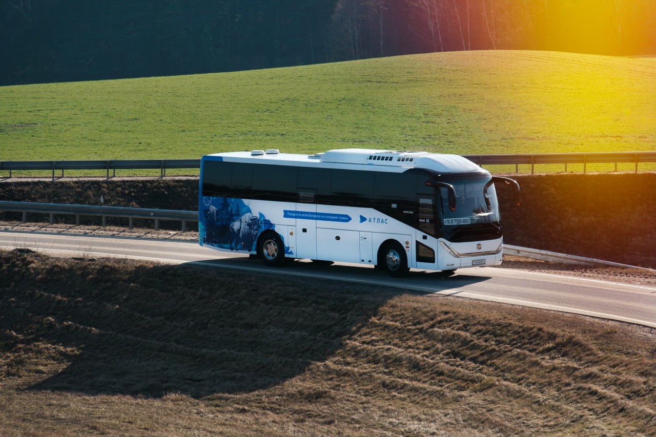 автобус едет