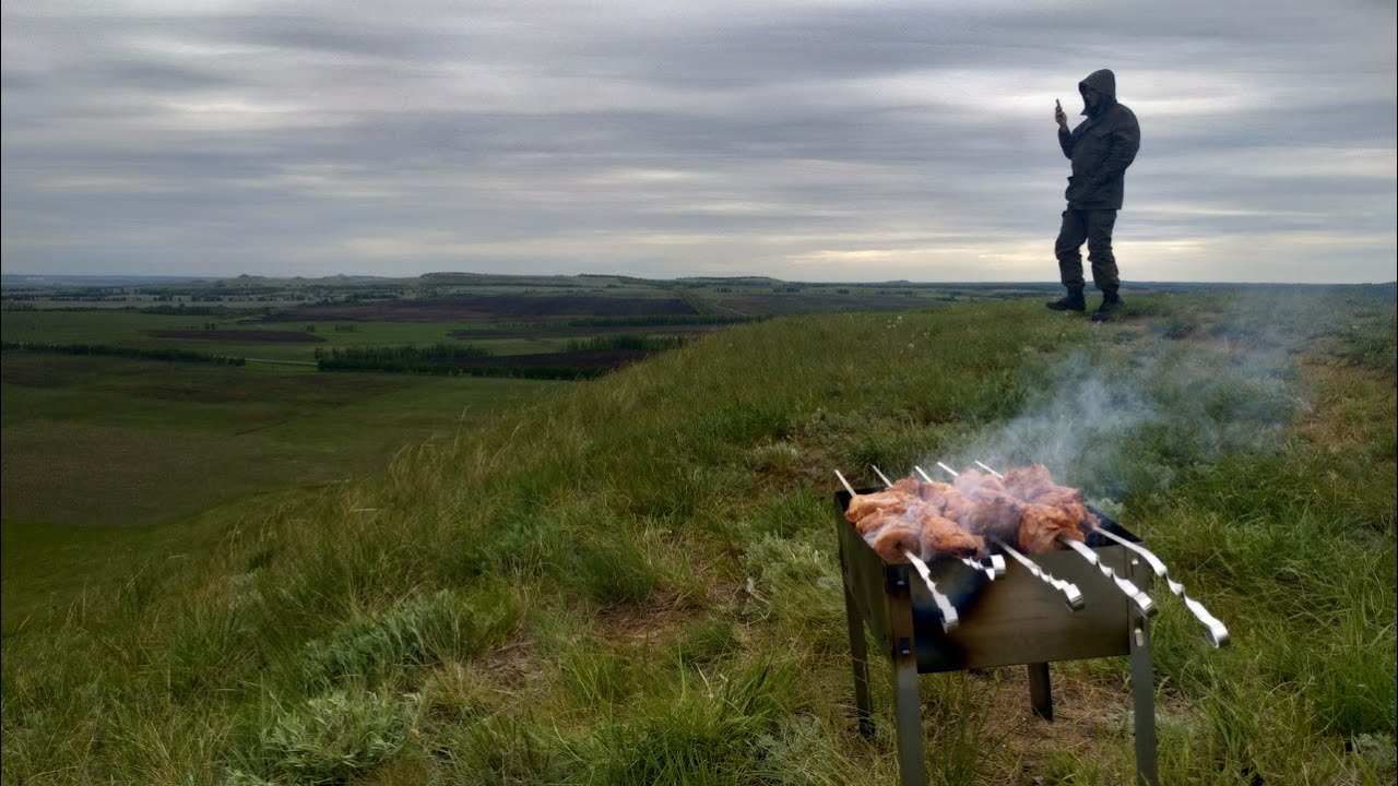 жарят шашлык