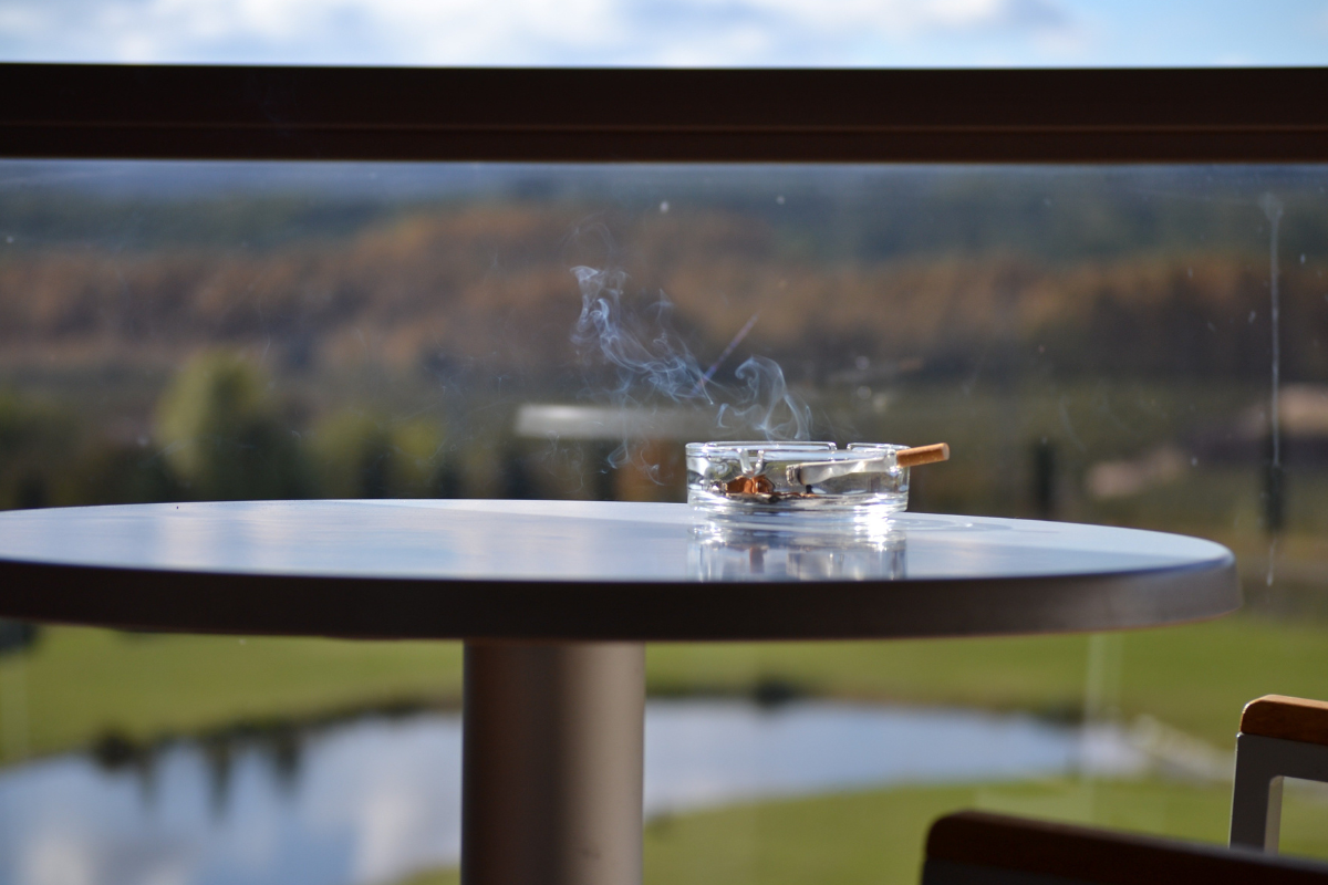 Курение на балконе.png