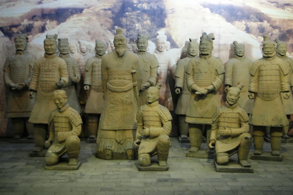 Group_of_terracotta_worriors_with_high_ranking_oficers_.jpg