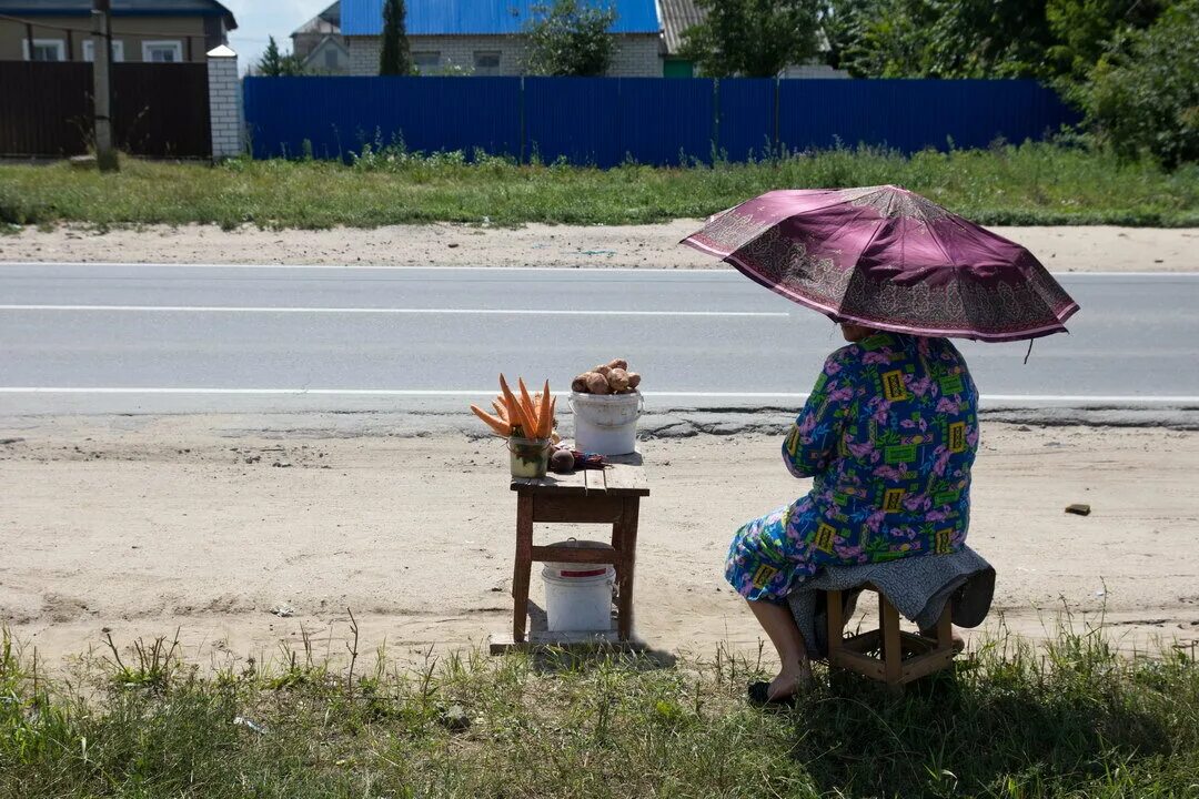 бабушка у дороги.jpg