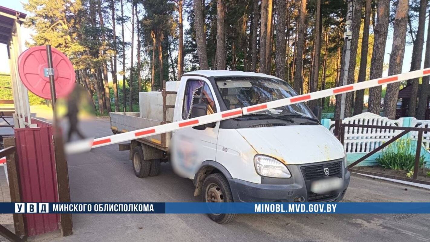 грузовик и шлагбаум
