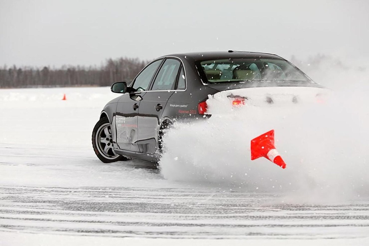 занос машины на льду