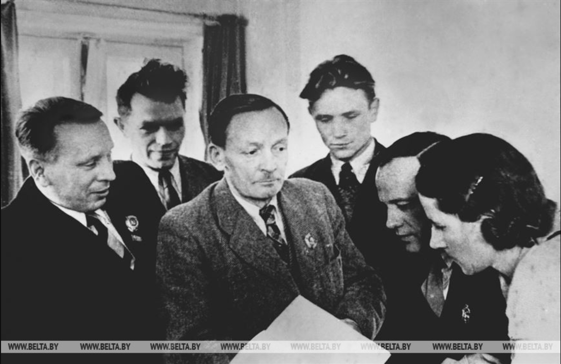 Михась Лыньков, Макар Последович, Янка Купала, Максим Танк, Петрусь Бровка, Янина Браневская. 1939 год Михась Лыньков, Макар Последович, Янка Купала, Максим Танк, Петрусь Бровка, Янина Браневская. 1939 год