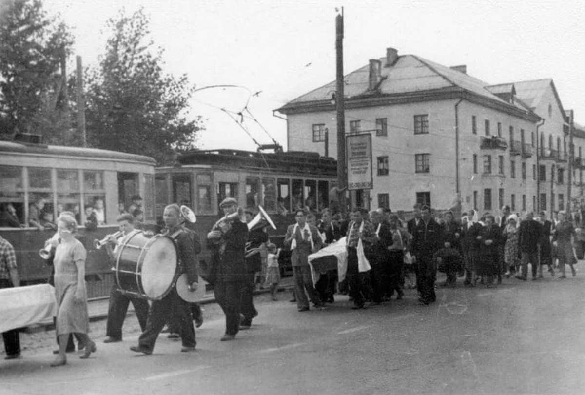 2-Странные советские традиции-Оркестр на похоронах.jpg