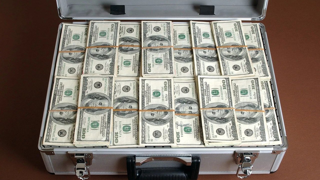 пачки долларов в чемодане