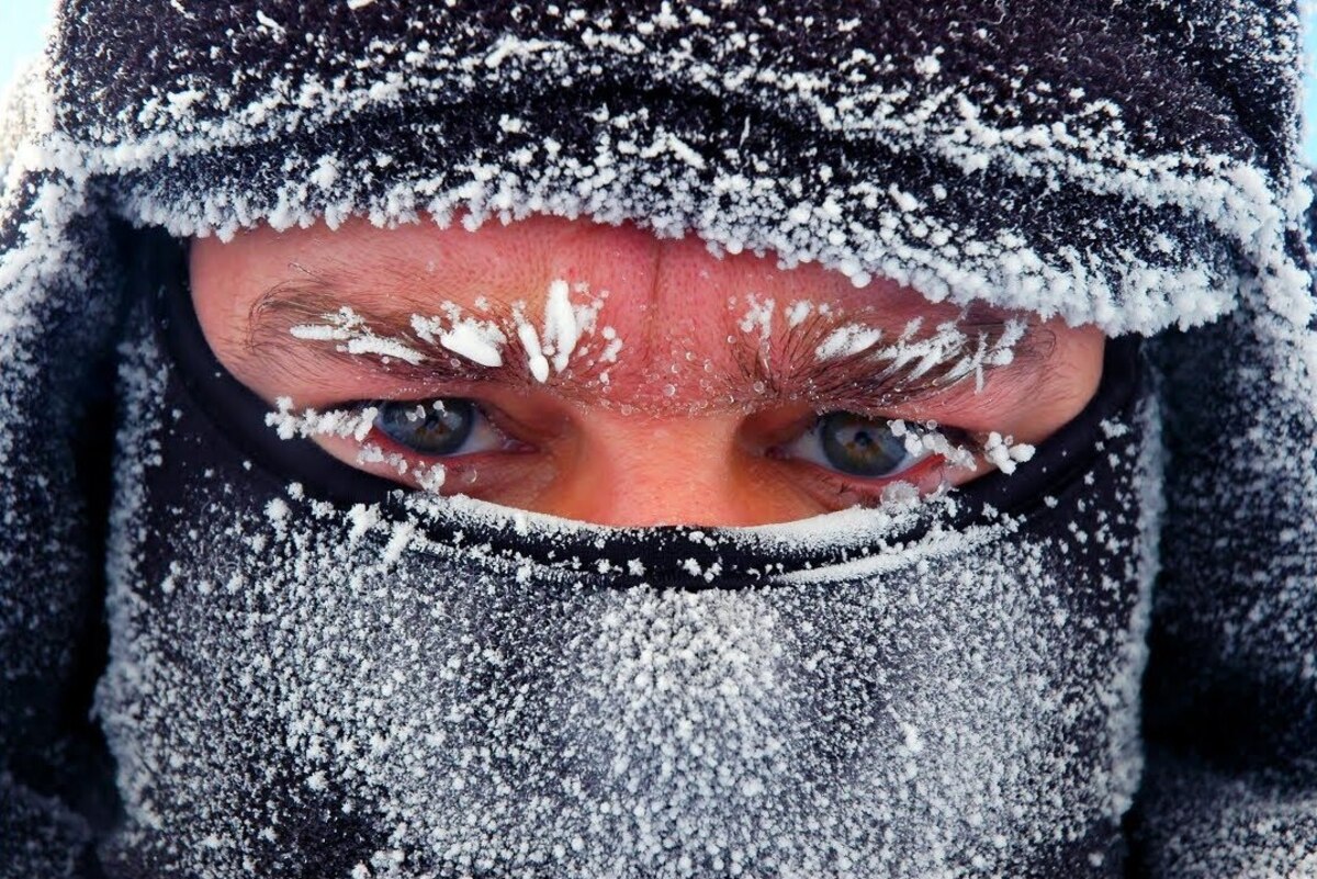 человек при суровых заморозках на улице