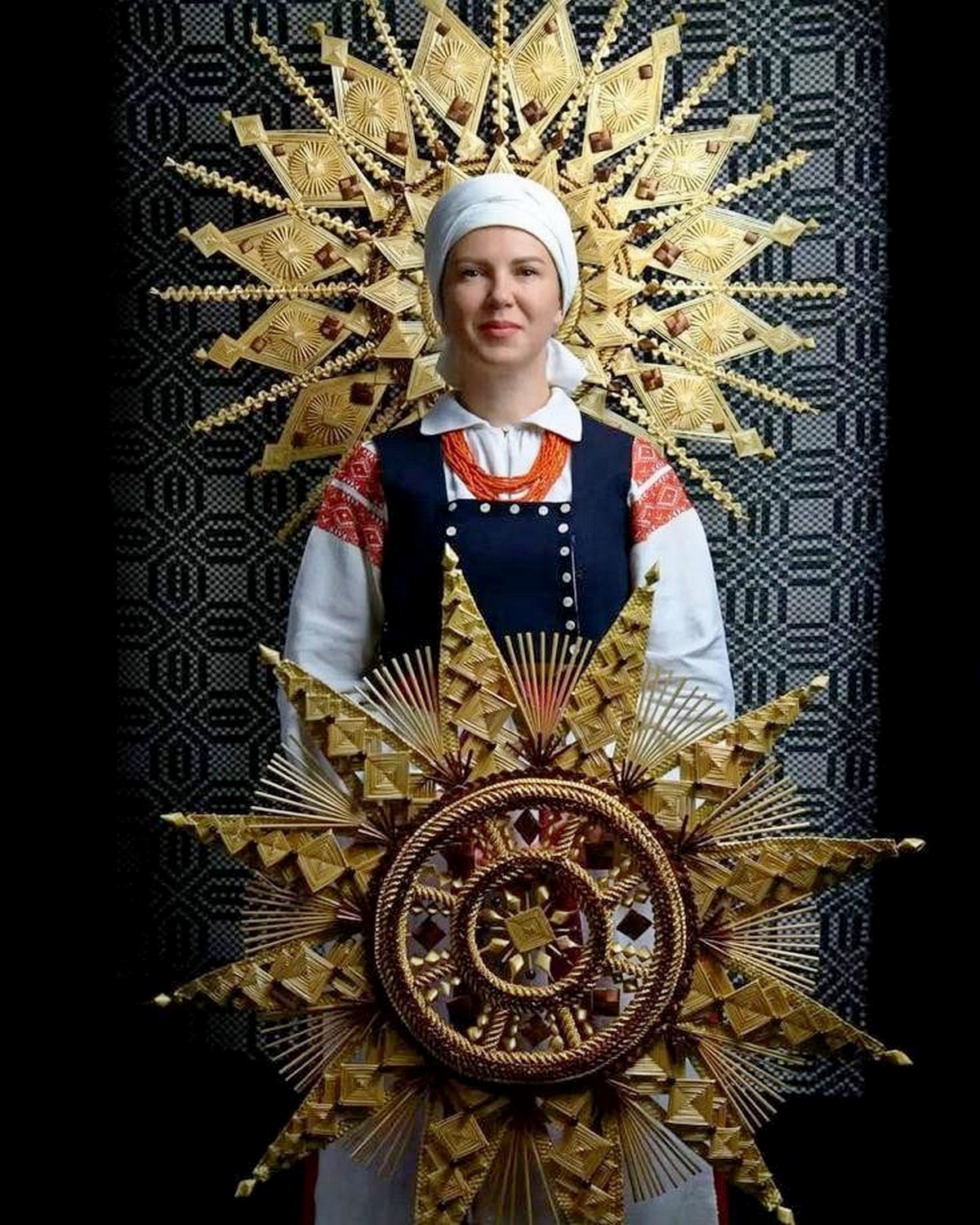 8-Народный мастер Беларуси по соломоплетению Елена Гринь и её калядная зорка.jpg