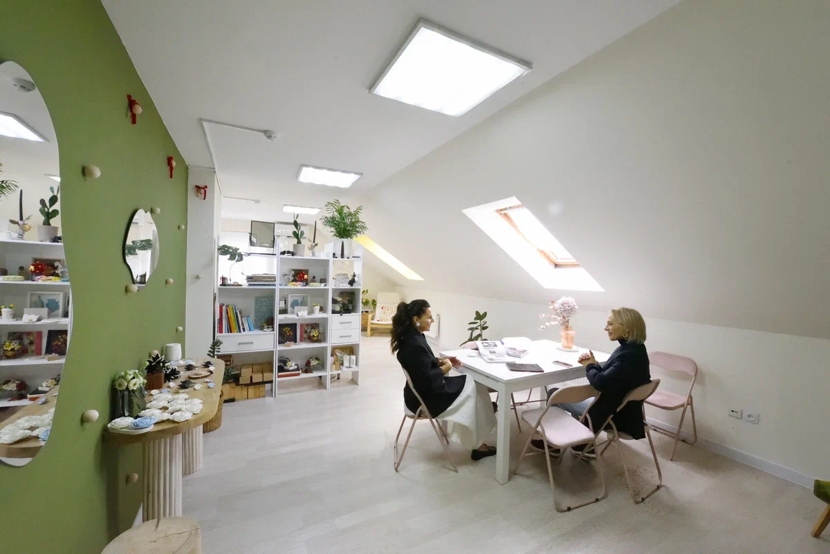 25-Дизайнер украшений Мила Игнатик во время интервью Смартпресс.png