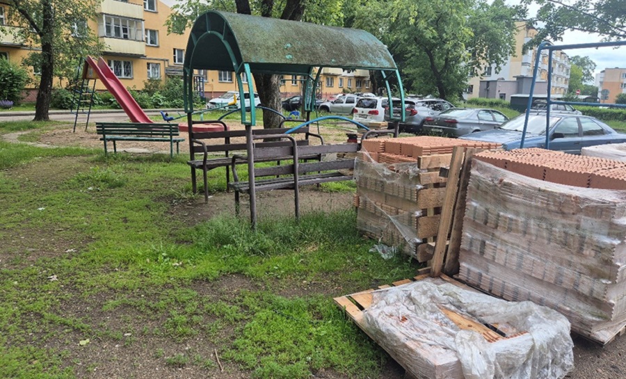 стройматериалы на детской площадке.jpg