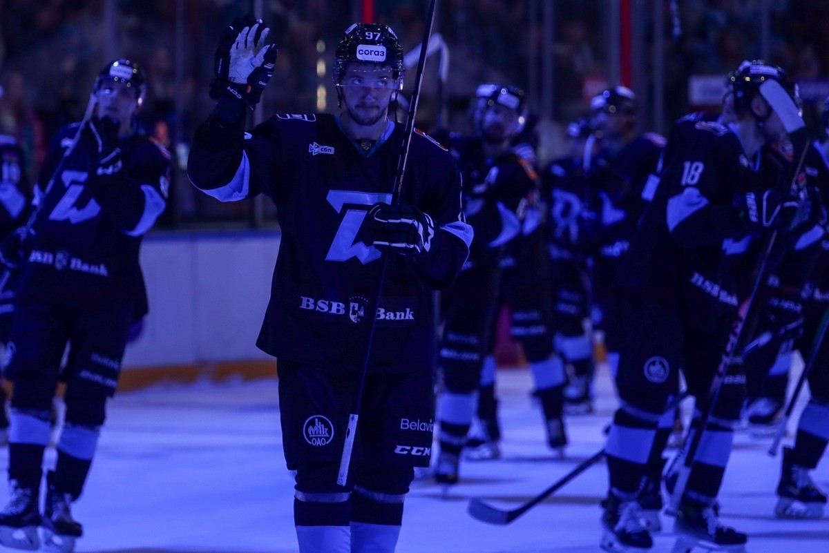 6-Станислав Галиев благодарит Минск-Арену после матча.jpg