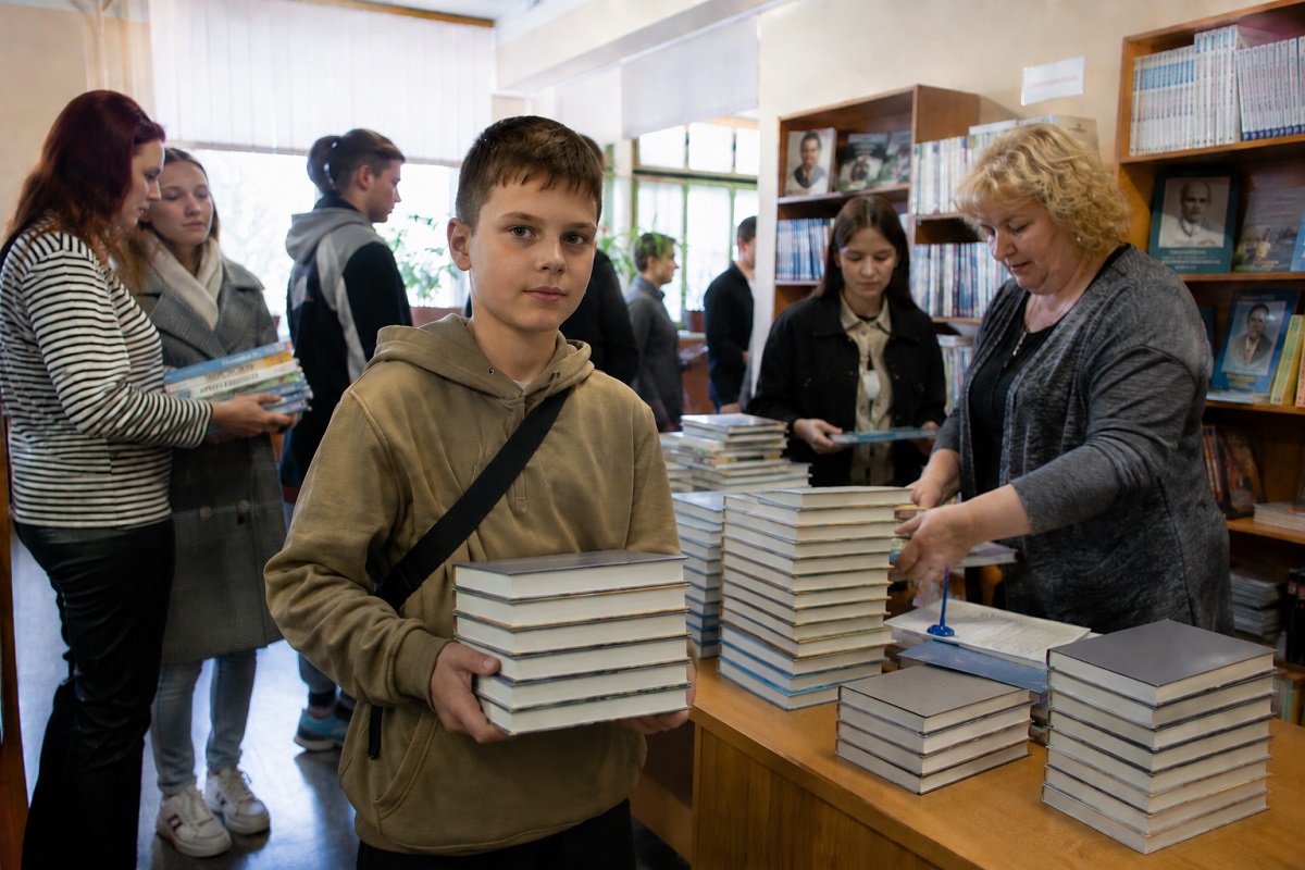 ученик получает учебники, изображение сгенерировано ИИ ученик получает учебники, изображение сгенерировано ИИ