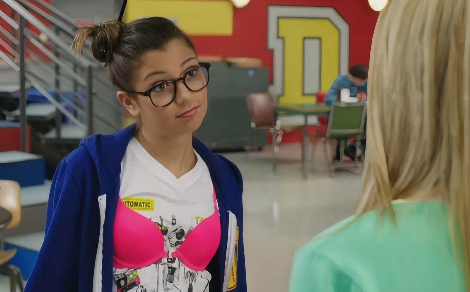 4-Началом полового созревания у девочек считает увеличение размера молочных желез. Кадр из сериала Деграсси. Следующее поколение.jpg