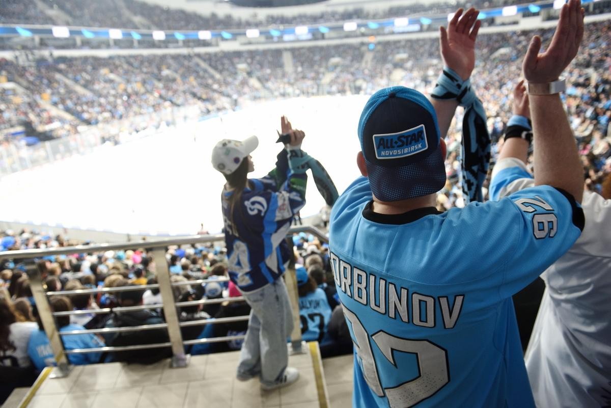 9-Болельщики на трибуне Минск-Арены.jpg