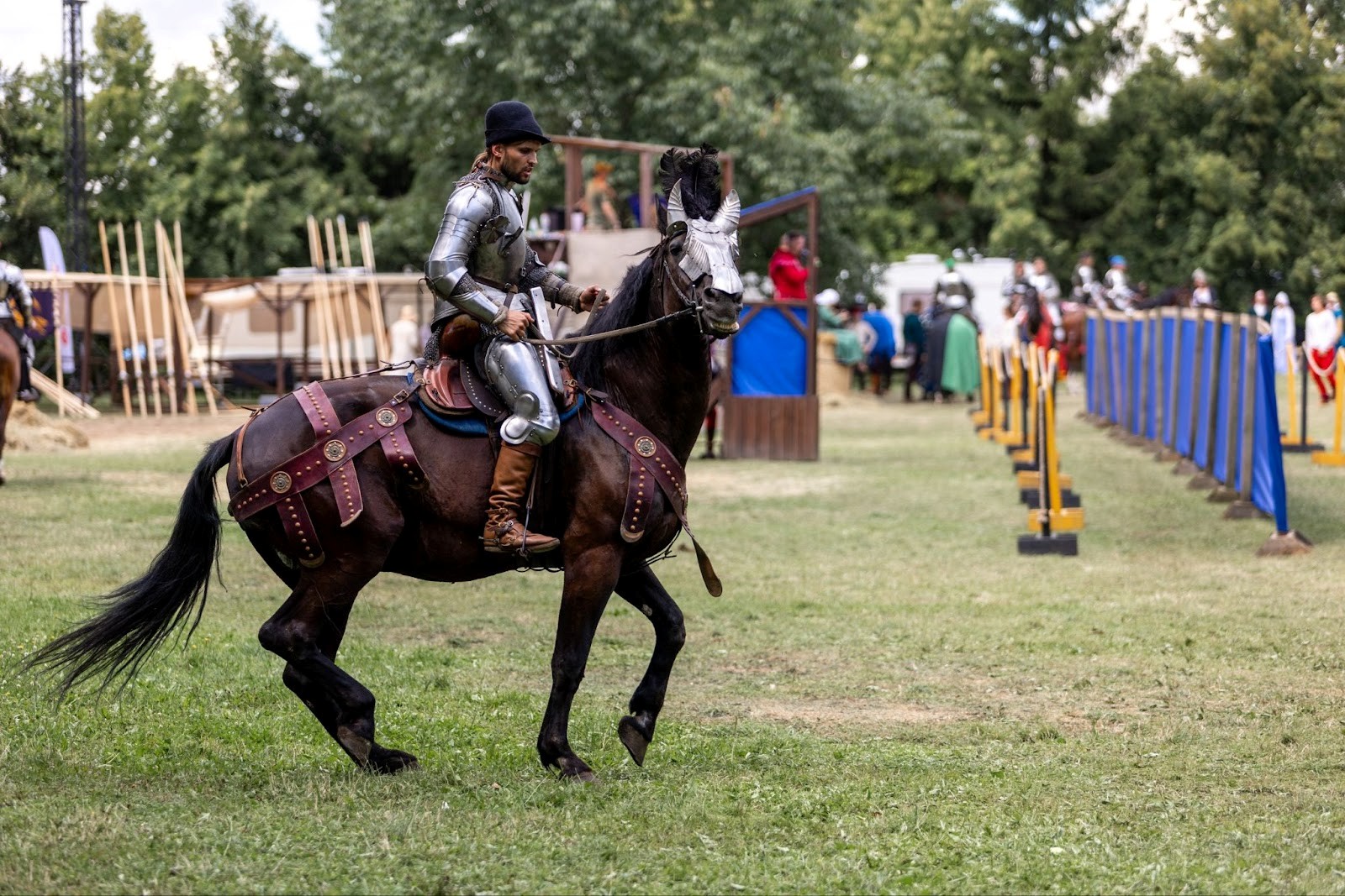 4-Дмитрий Свентицкий верхом на лошади.jpg