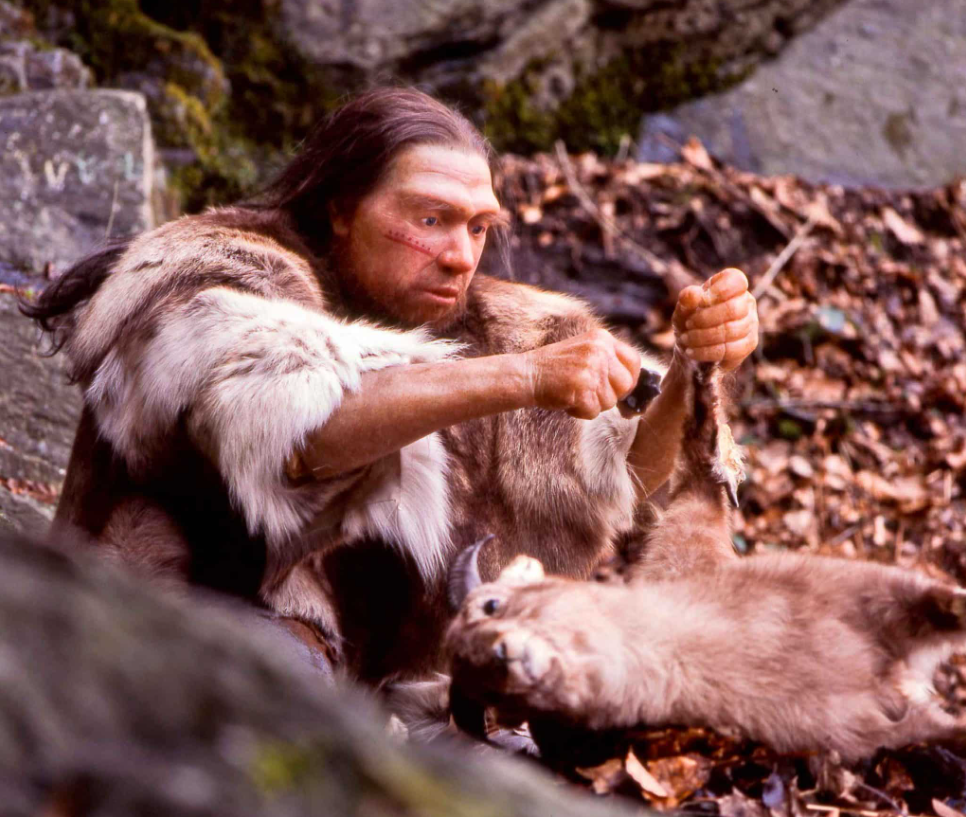 неандерталец разделывает козу, скульптура-реконструкция