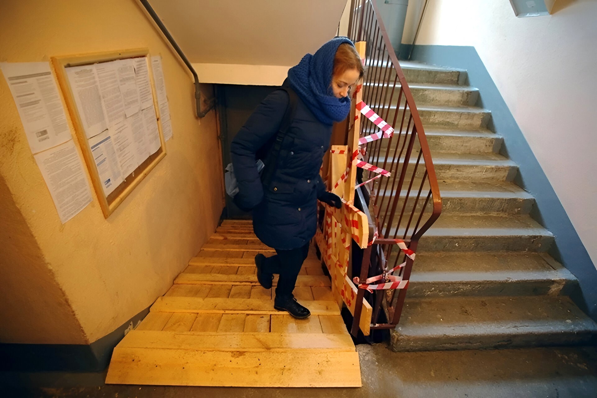 Девушка в подъезде