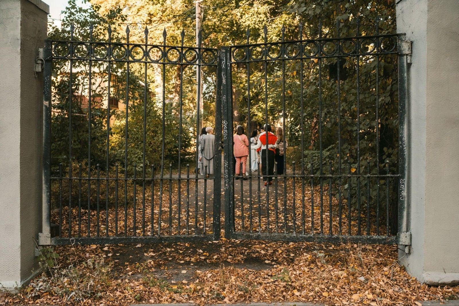 10-Ворота в бывший военный городок в Осмоловке.jpg