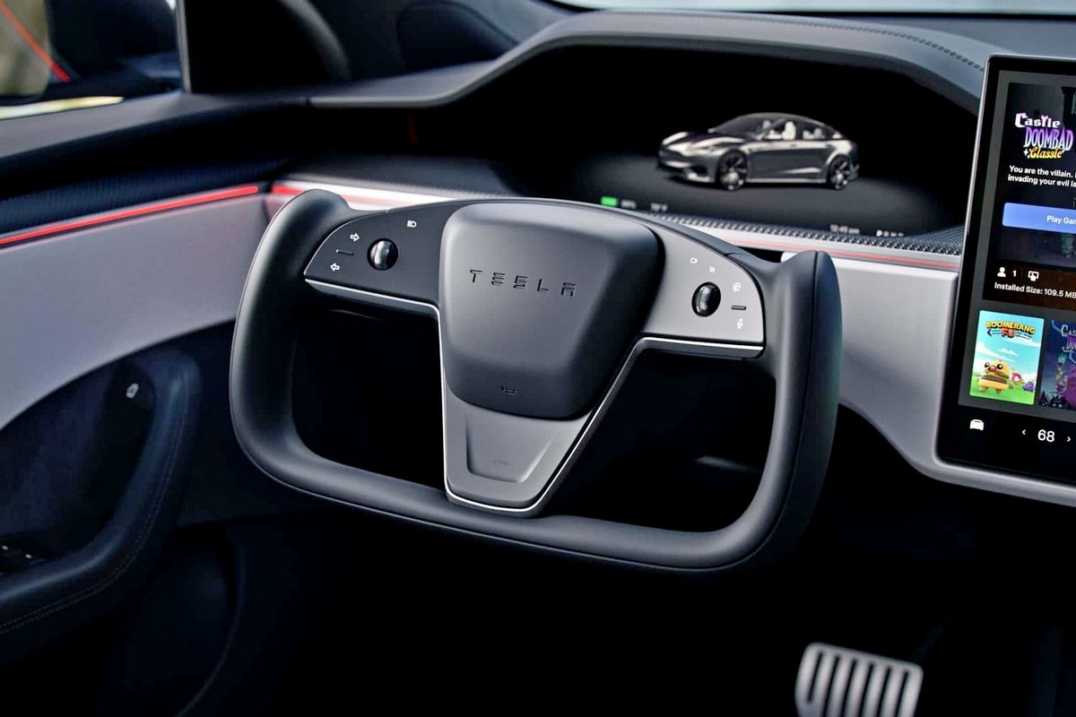 5-Штурвал в Tesla Model S Plaid.jpg