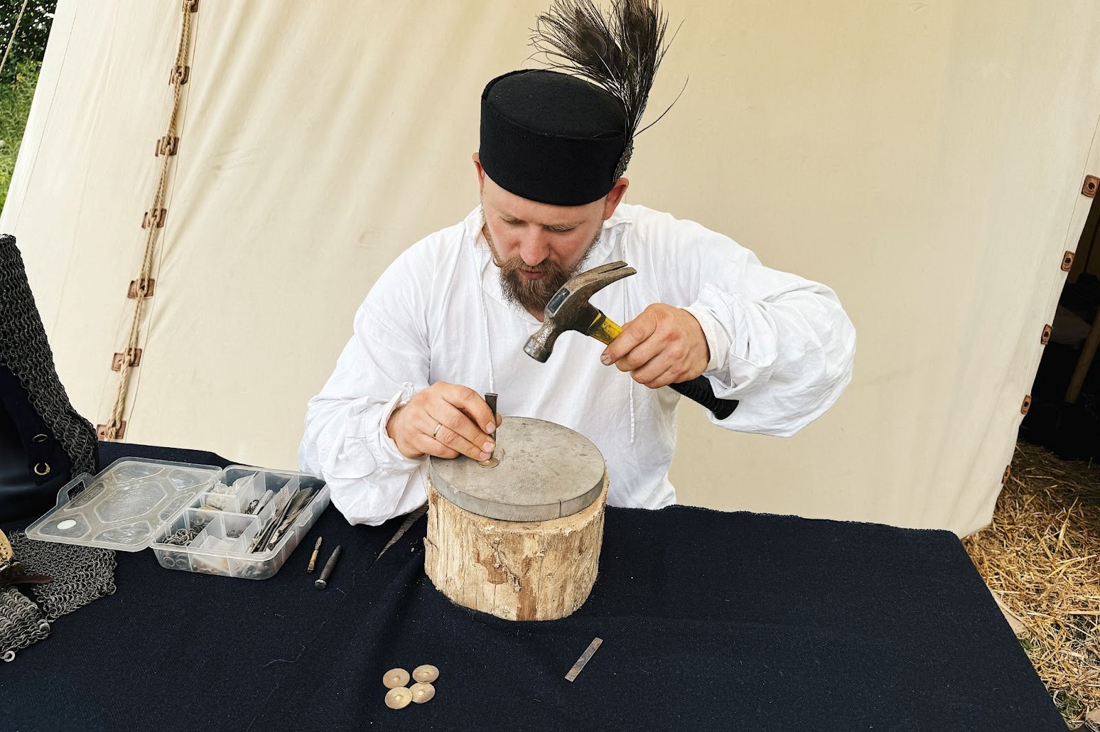 17-Так проходит чеканка кольца.jpg