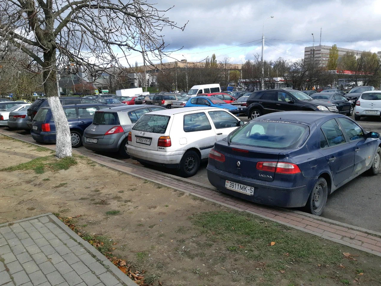 машины на парковке