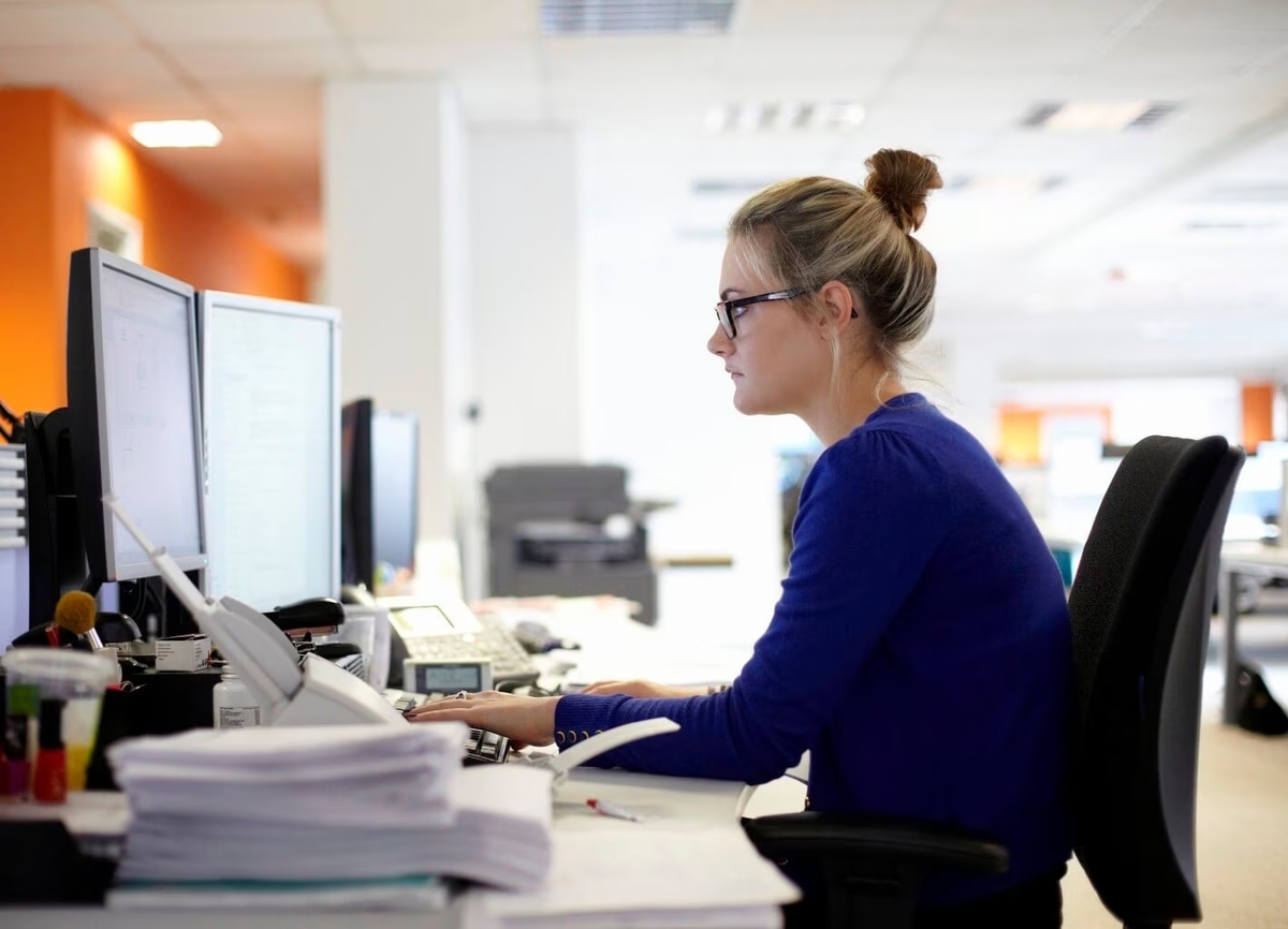 женщина работает в офисе