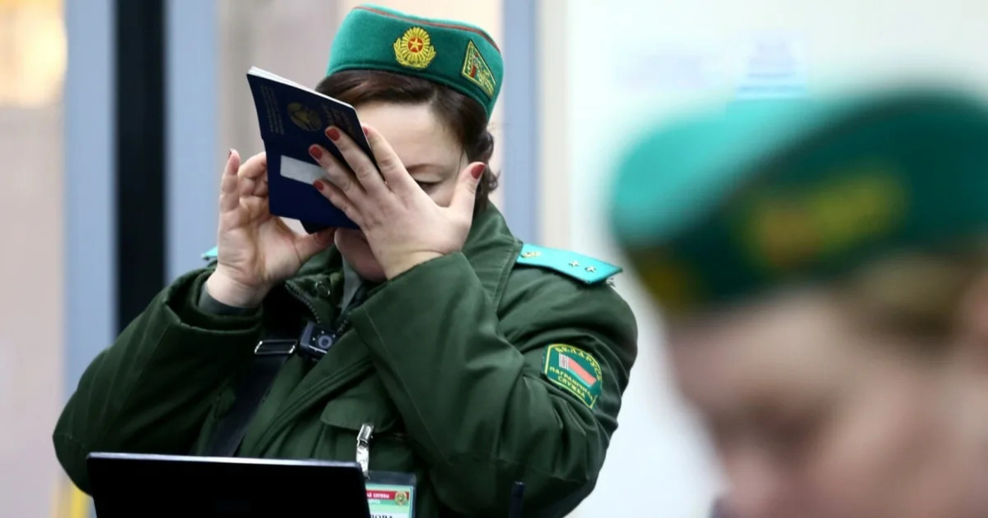 пограничник смотрит фото в паспорте
