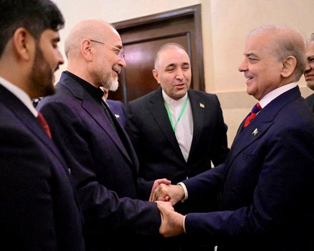 Премьер-министр Пакистана Шахбаз Шариф (справа) и спикер парламента Ирана Мохаммад Багер Галибаф.jpg