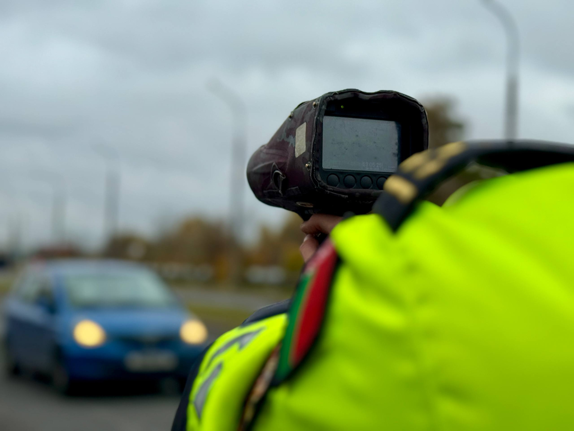 сотрудник ГАИ и прибор