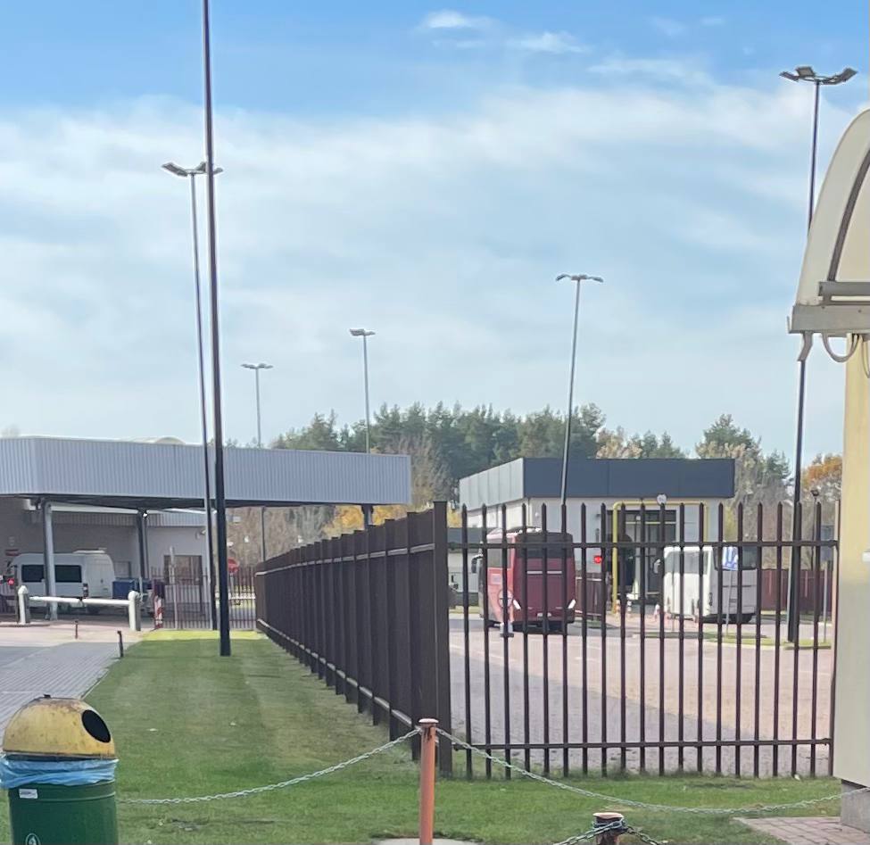 Перед самым шлагбаумом