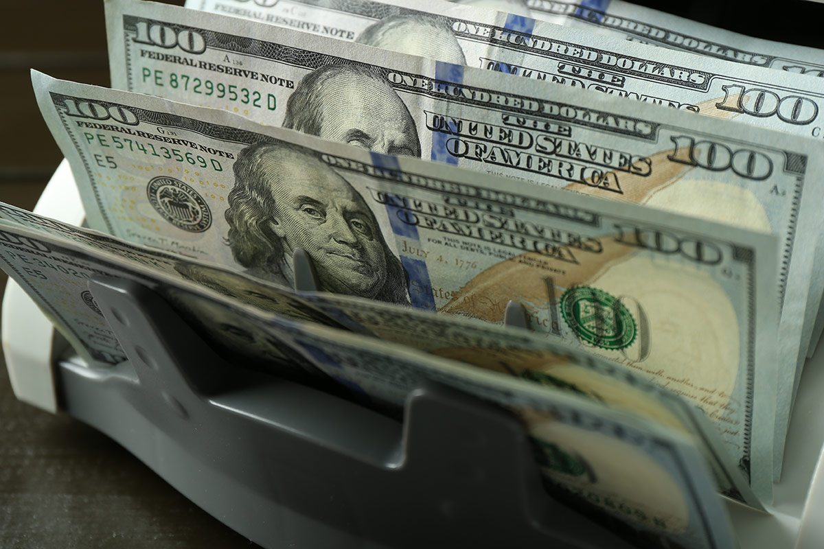 доллары в машинке