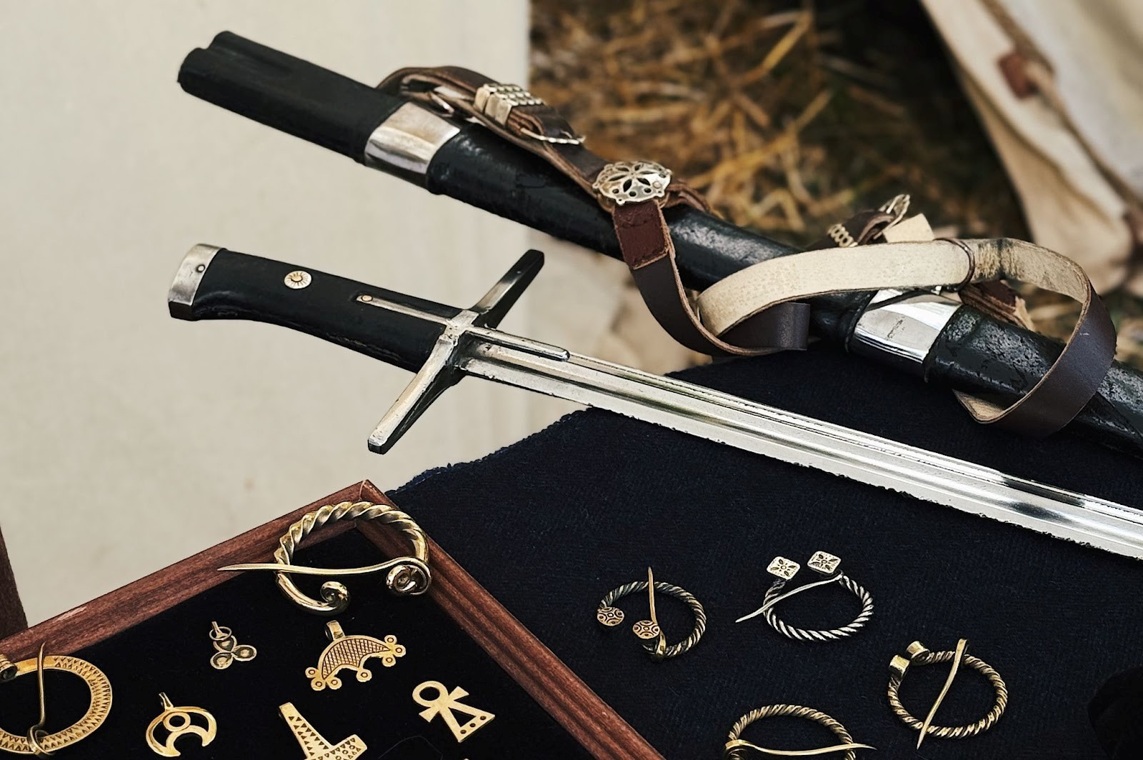 2-Кроме украшений Геннадий делает также клинки мечи и сабли.jpg