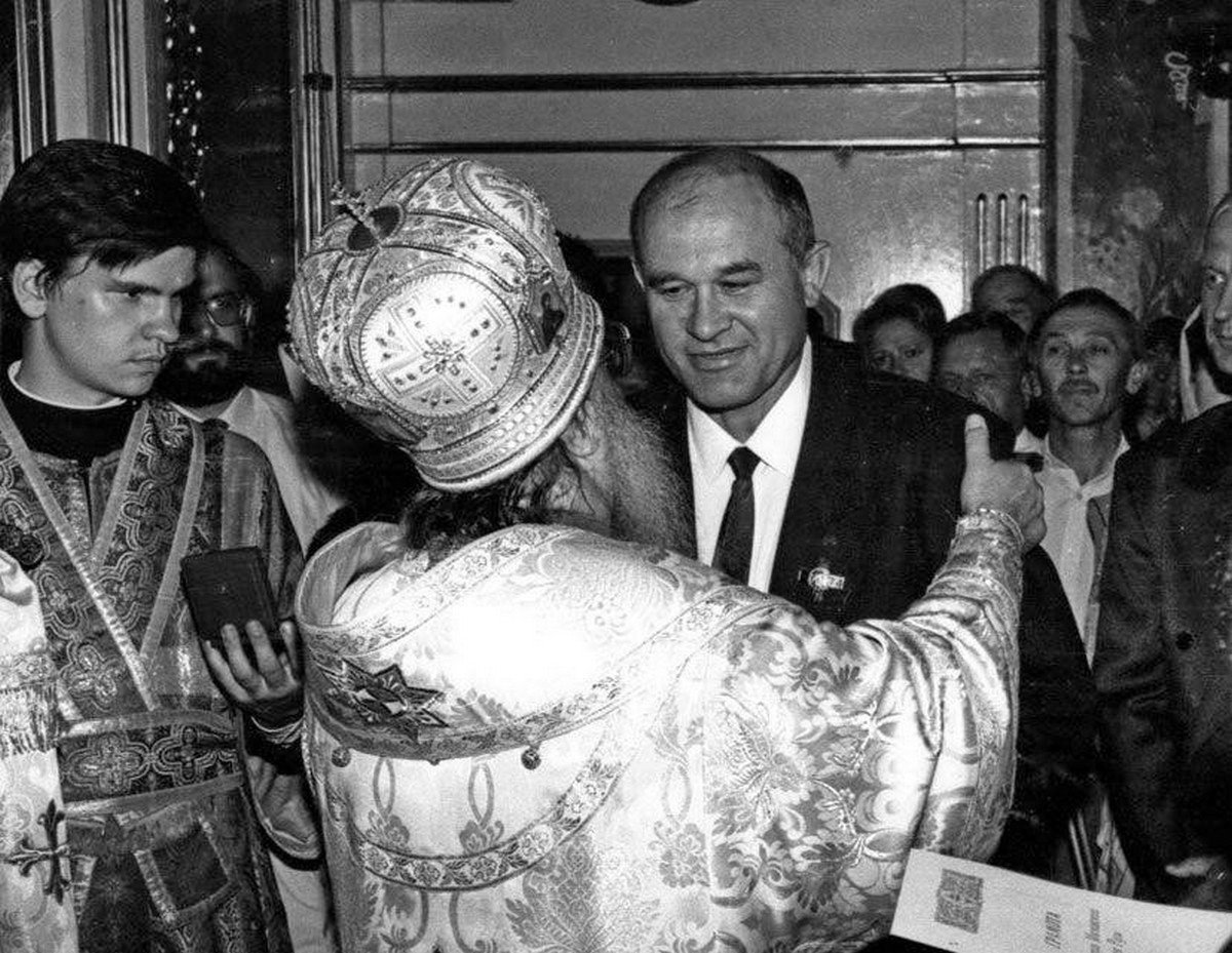 15-Николай Кузьмич с Митрополитом Филаретом во время освещения Креста Евфросинии Полоцкой. Брест 1997 год.jpg