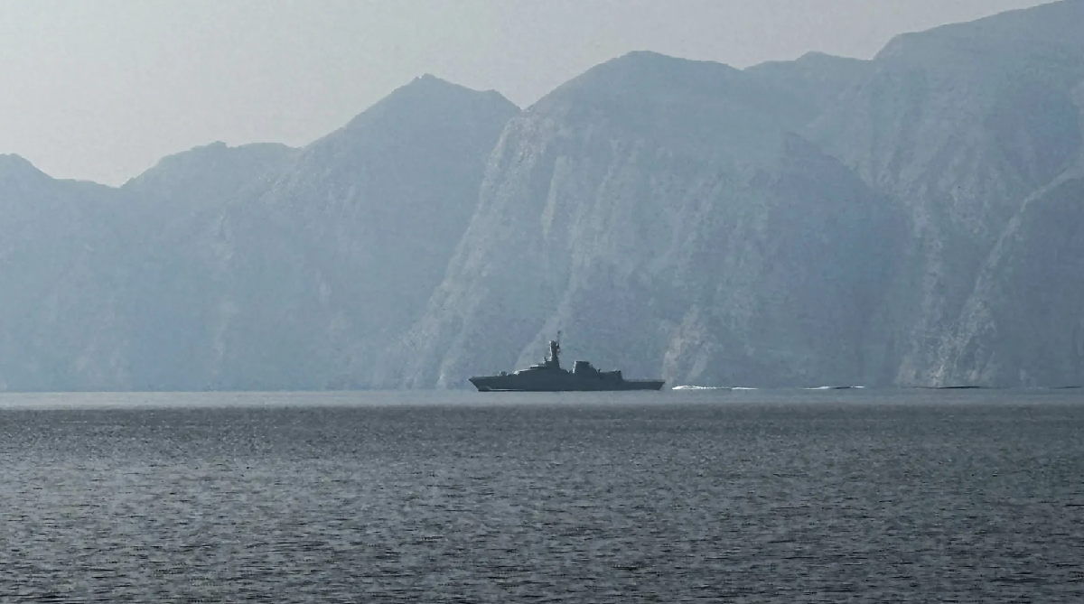 военный корабль в Ормузском проливе.png