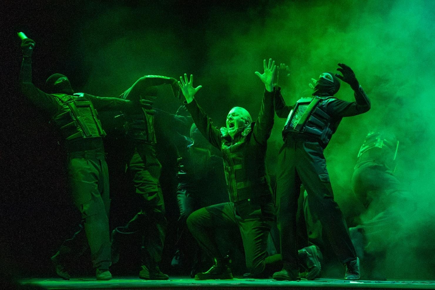 Шахматы, ИИ и стрельба: как выглядит комедия абсурда про пенсионеров в театре Горького