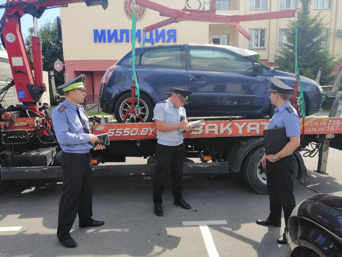 ГАИ снимает машину с дороги