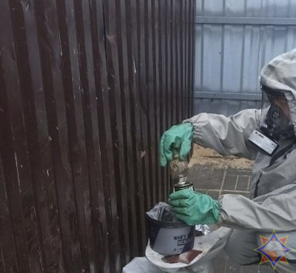 спасатели забирают ртуть