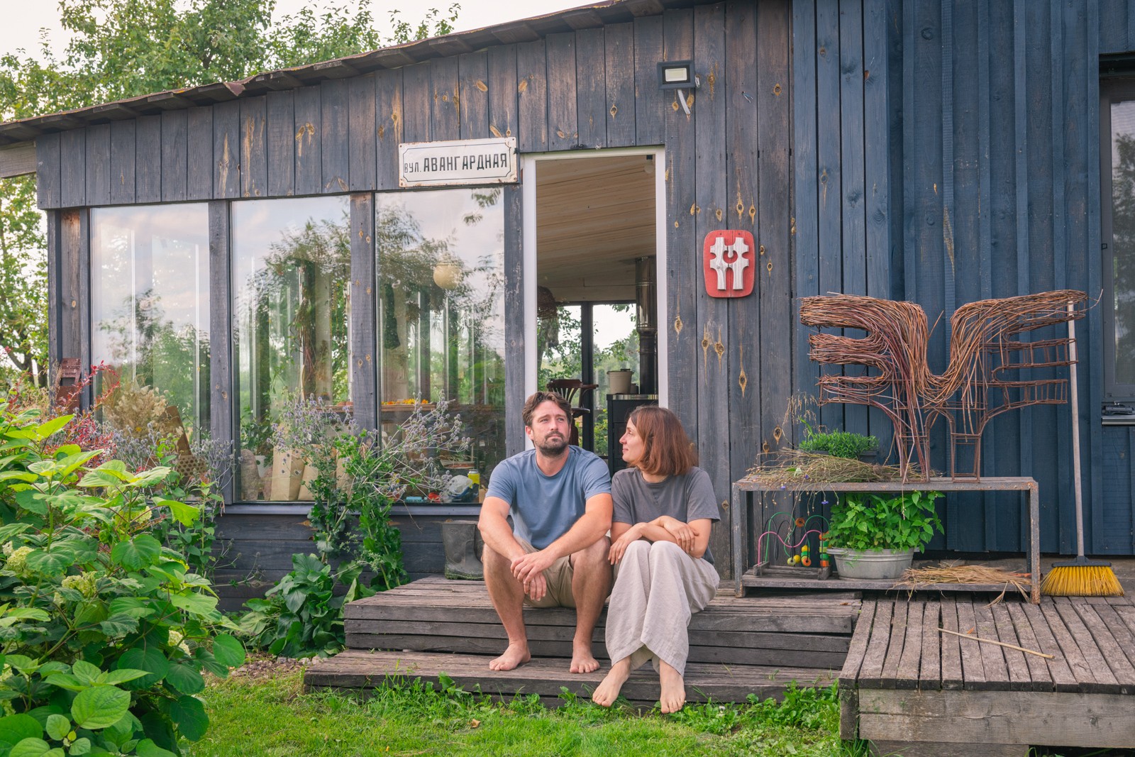 3-Василий и Полина на крыльце своего дома.jpg