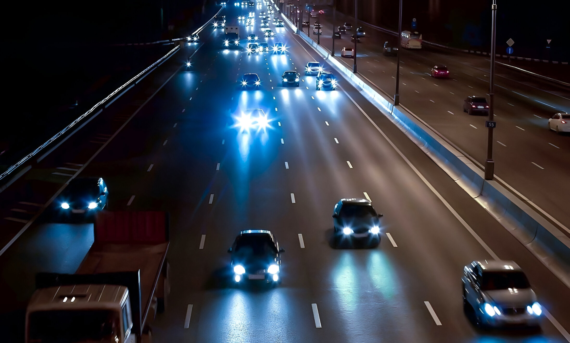 Авто ночью на дороге